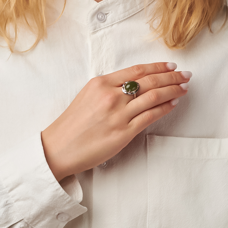 Кольцо нефрит зеленый Россия (серебро 925 пр. родир. бел.) размер 19,5