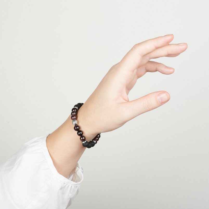 Браслет микс вулканическая лава, гранат (биж. сплав) 8 мм 17 см