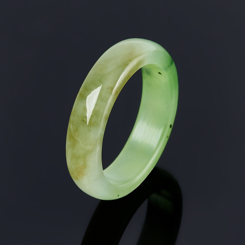 Кольцо нефрит зеленый Россия (цельное) размер 16