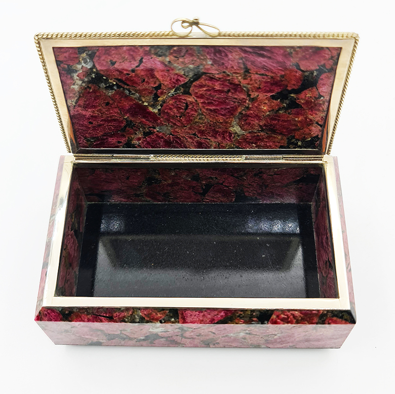 Шкатулка эвдиалит Россия (мельхиор) 9х5,5х4 см