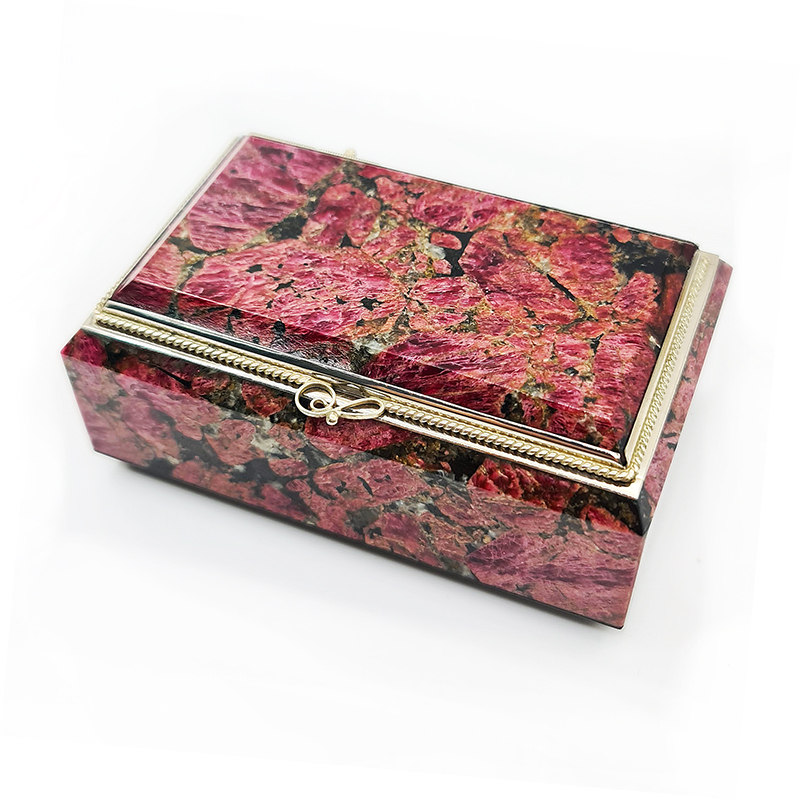 Шкатулка эвдиалит Россия (мельхиор) 9х5,5х4 см