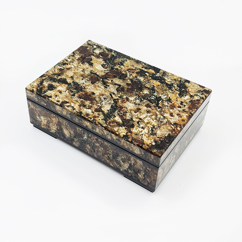 Шкатулка микс гнейс, гранат (латунь позолота)