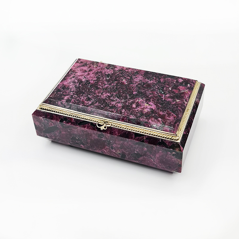 Шкатулка эвдиалит Россия (мельхиор) 11,5х7,5х4,5&nbsp;см