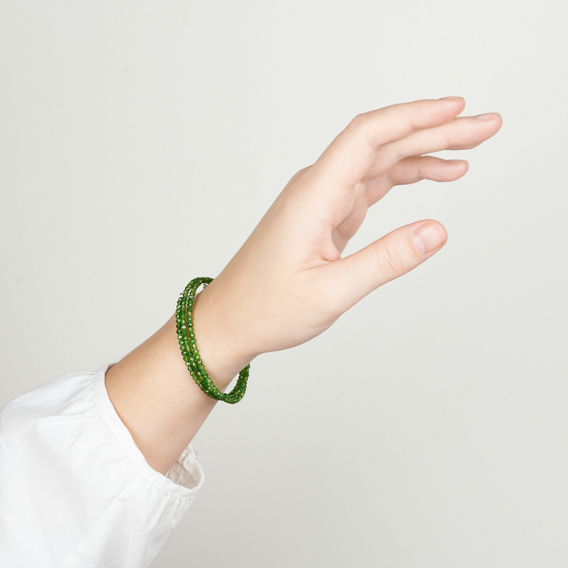 Браслет хромдиопсид Россия (биж. сплав, сталь хир.) пружина 3 мм 17 см (регулируемый)