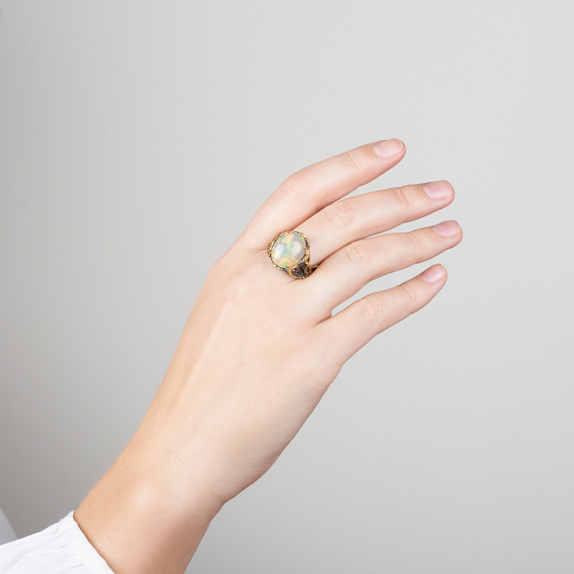 Кольцо опал благородный белый Эфиопия (серебро 925 пр. позолота, родир. черн.) размер 19