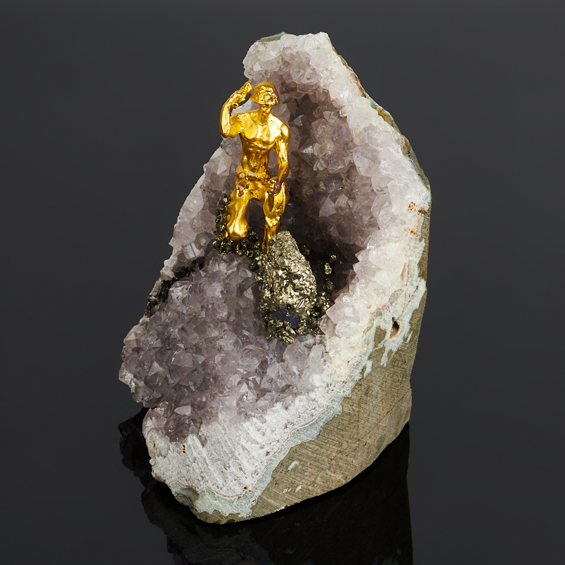 Минералогическая композиция микс аметист, пирит (биж. сплав позолота) 10-12 см