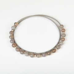 Бусы агат серый Ботсвана (биж. сплав, сталь хир., силикон) (колье) 10 мм (регулируемый)