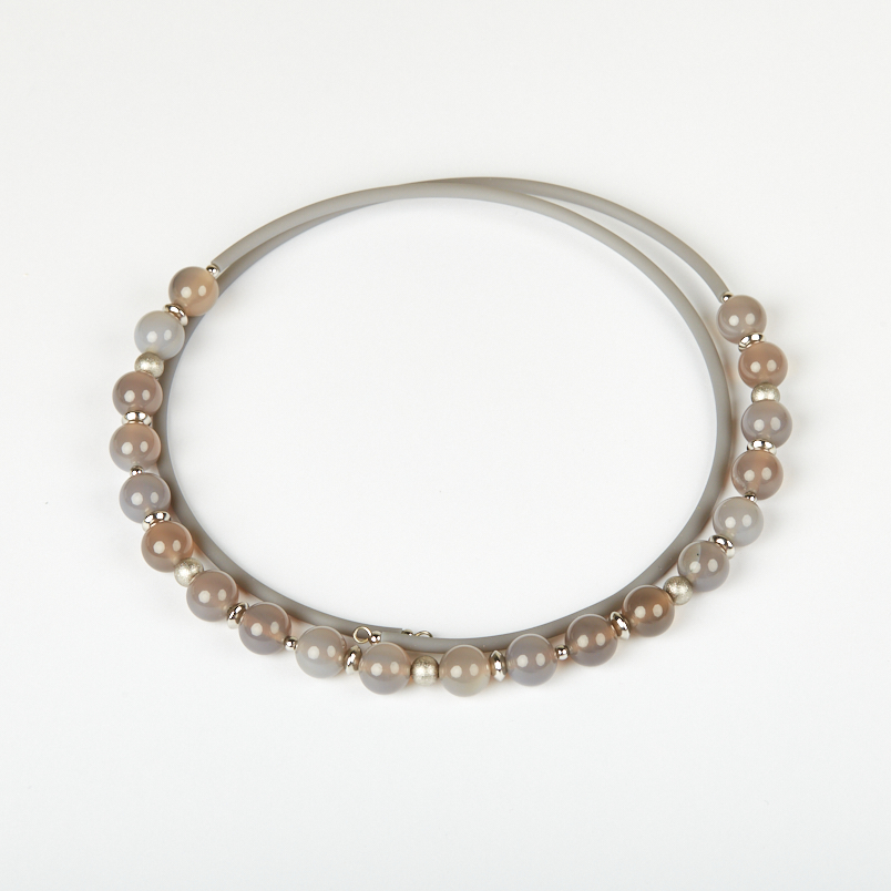 Бусы агат серый Ботсвана (биж. сплав, сталь хир., силикон) (колье) 10 мм (регулируемый)