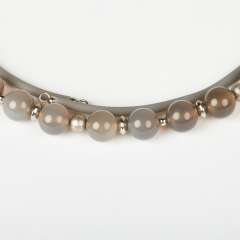 Бусы агат серый Ботсвана (биж. сплав, сталь хир., силикон) (колье) 10 мм (регулируемый)