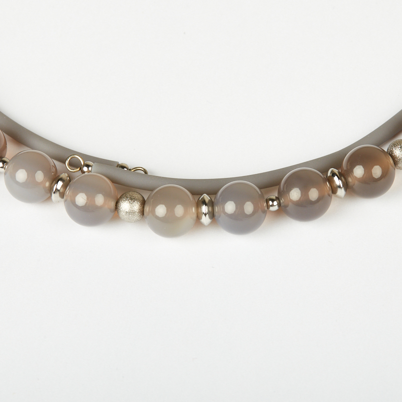 Бусы агат серый Ботсвана (биж. сплав, сталь хир., силикон) (колье) 10 мм (регулируемый)