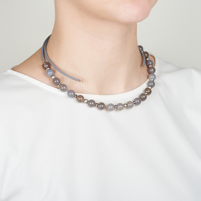 Бусы агат серый Ботсвана (биж. сплав, сталь хир., силикон) (колье) 10 мм (регулируемый)