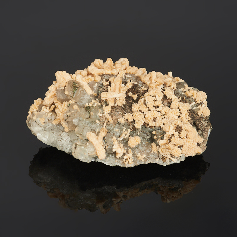 Образец микс гейландит, кальцит, пирит (12-16 см)