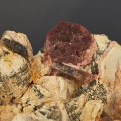 Образец турмалин полихромный Россия (в породе) (12-16 см)