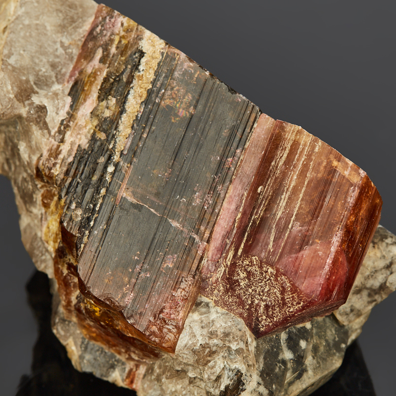 Образец турмалин полихромный Россия (в породе) (12-16&nbsp;см)