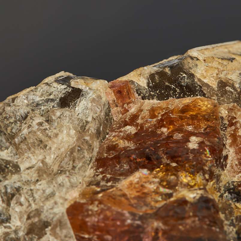 Образец турмалин полихромный Россия (в породе) (12-16&nbsp;см)