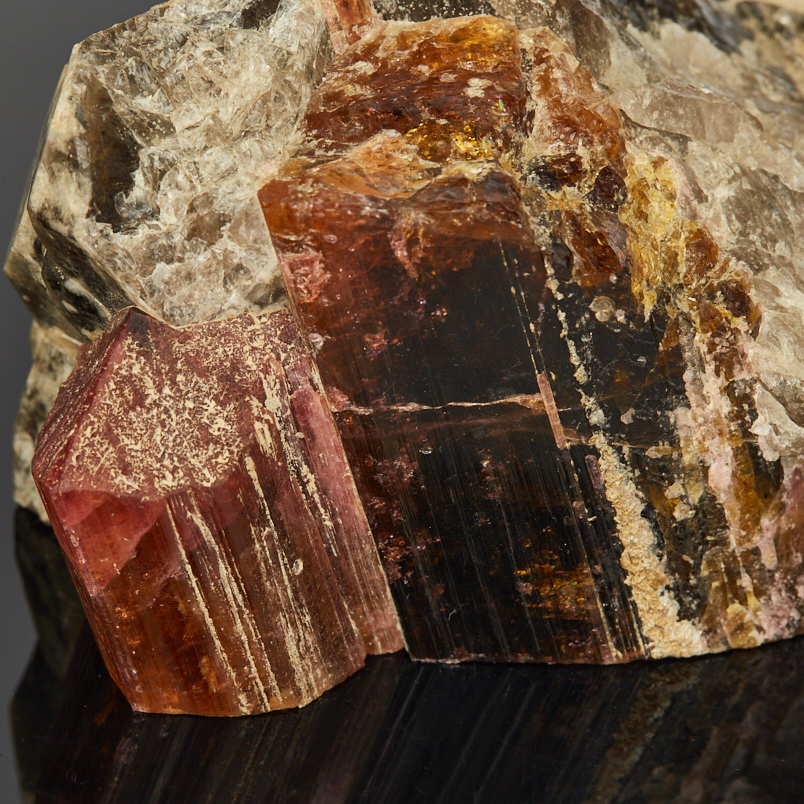 Образец турмалин полихромный Россия (в породе) (12-16&nbsp;см)