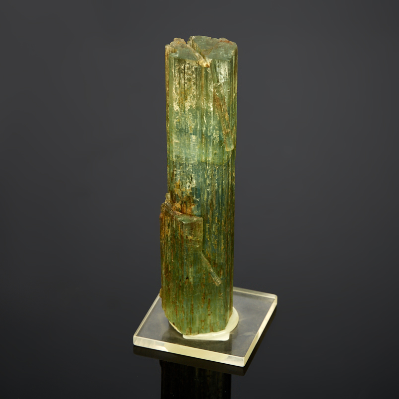 Кристалл аквамарин на подставке Россия (12-16 см)