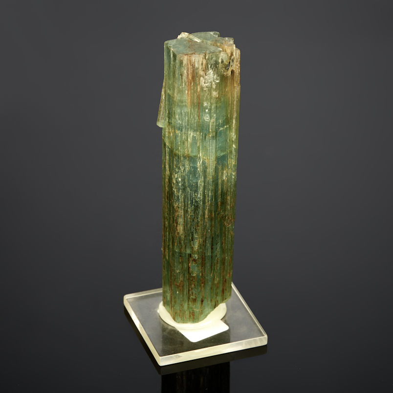 Кристалл аквамарин на подставке Россия (12-16 см)