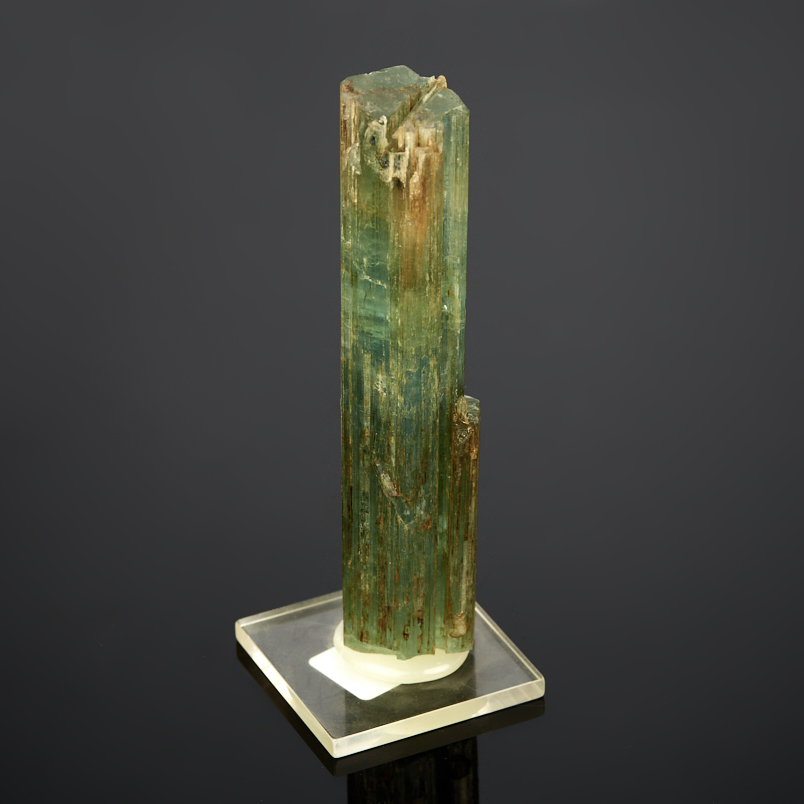 Кристалл аквамарин на подставке Россия (12-16 см)