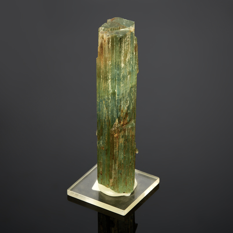 Кристалл аквамарин на подставке Россия (12-16 см)