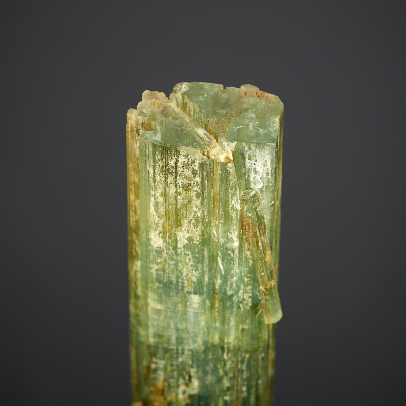 Кристалл аквамарин на подставке Россия (12-16 см)