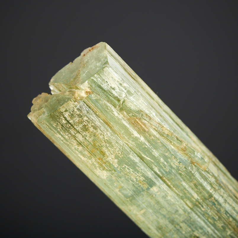 Кристалл аквамарин на подставке Россия (12-16 см)