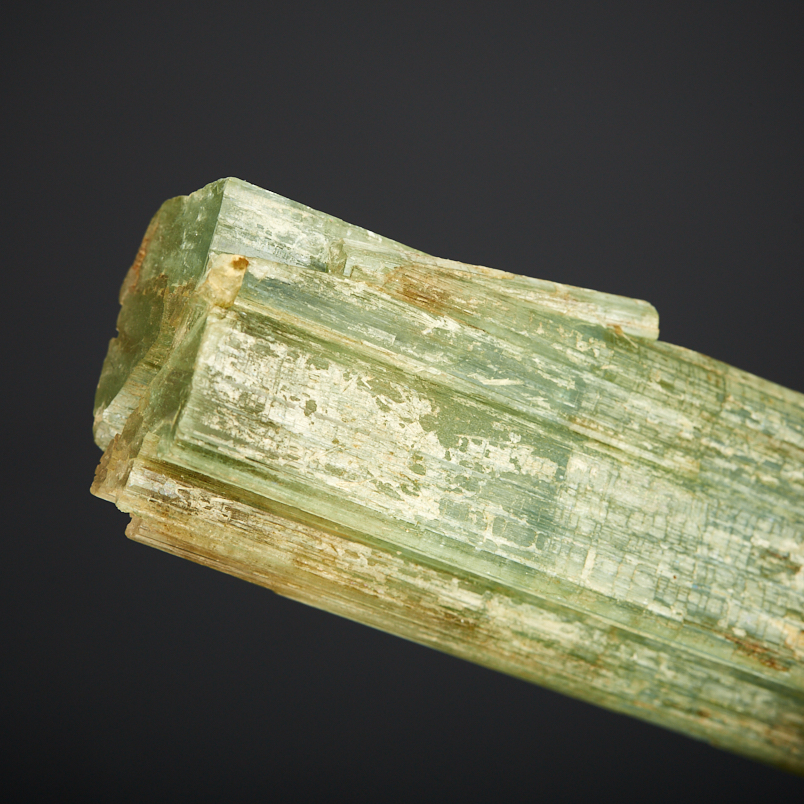 Кристалл аквамарин на подставке Россия (12-16 см)