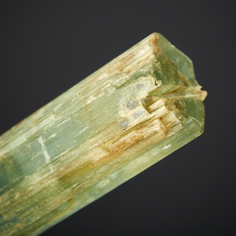 Кристалл аквамарин на подставке Россия (12-16 см)