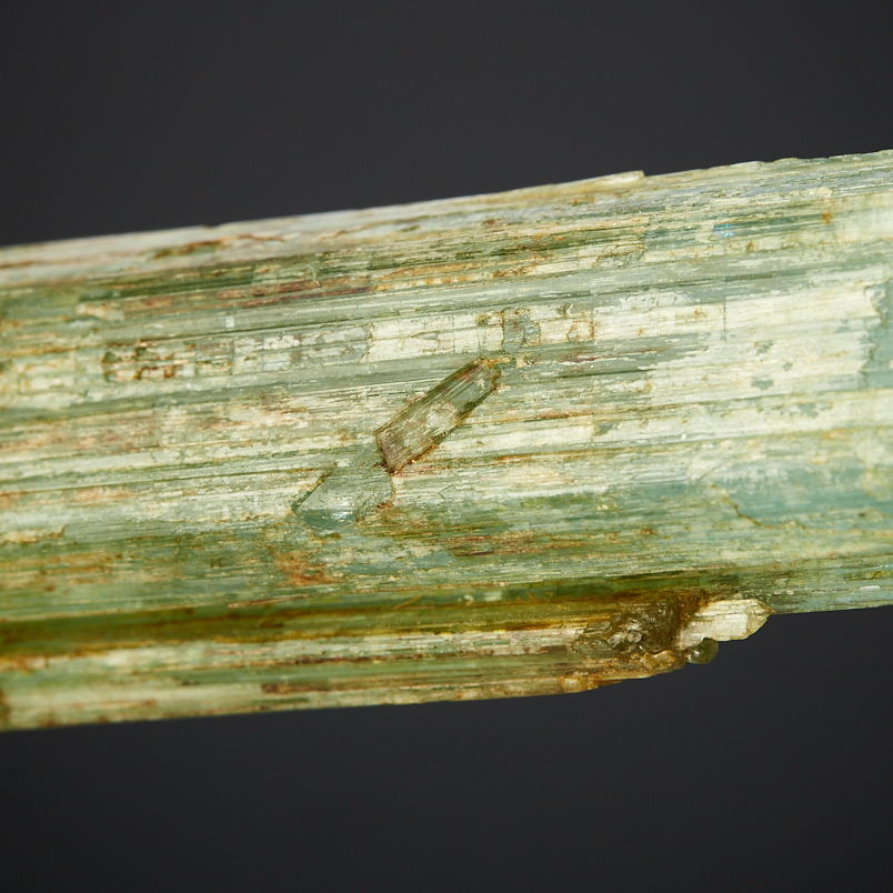 Кристалл аквамарин на подставке Россия (12-16 см)