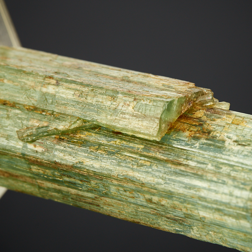 Кристалл аквамарин на подставке Россия (12-16 см)