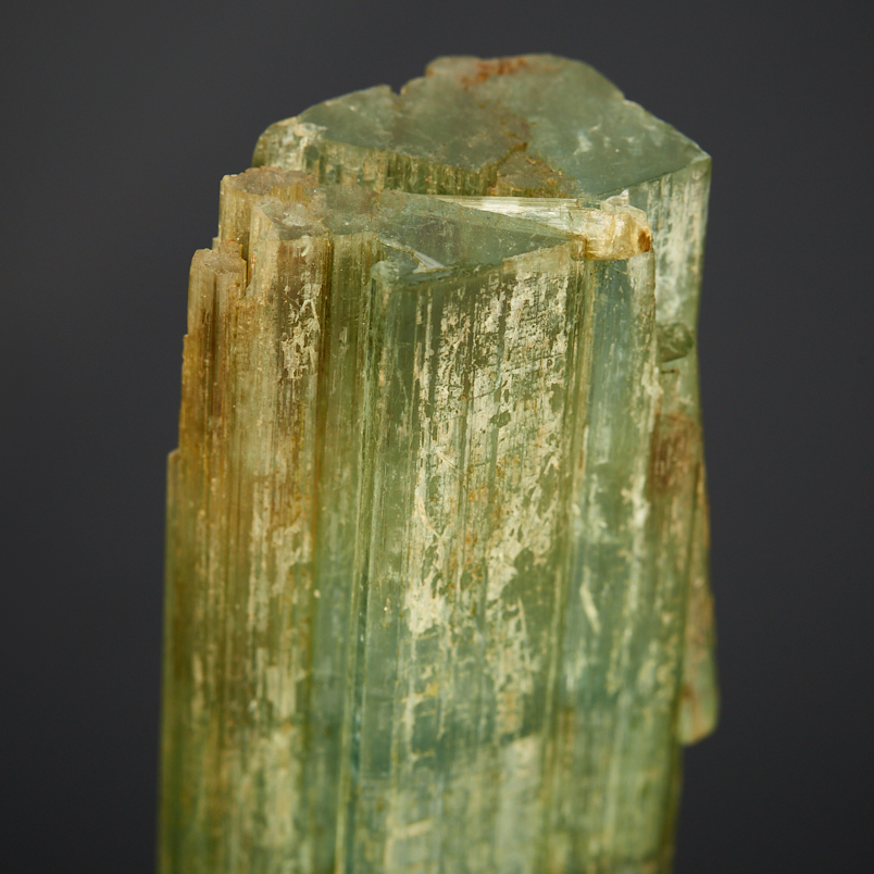 Кристалл аквамарин на подставке Россия (12-16 см)