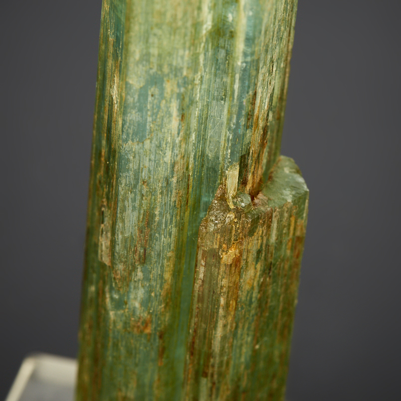 Кристалл аквамарин на подставке Россия (12-16 см)