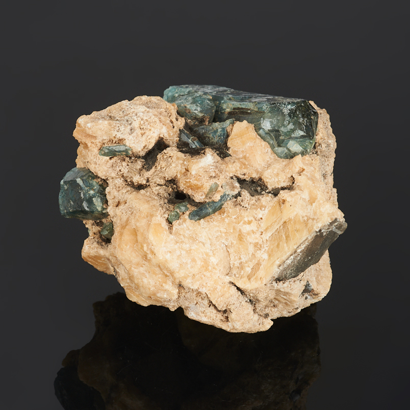 Образец апатит синий, кальцит Россия (7-12 см)