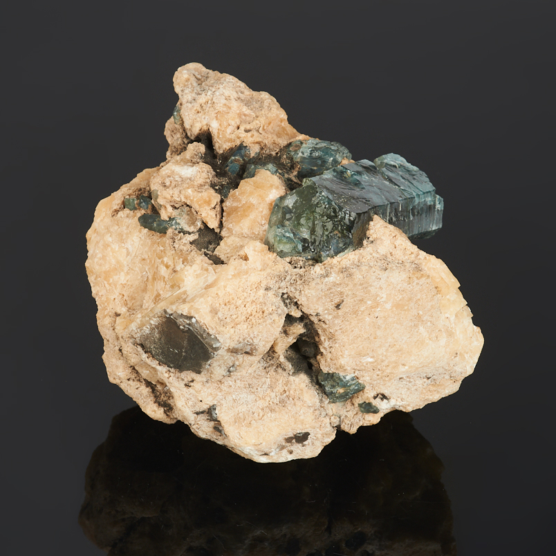 Образец апатит синий, кальцит Россия (7-12 см)