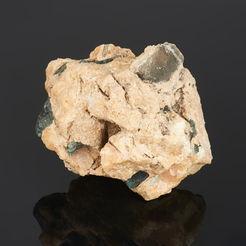 Образец апатит синий, кальцит Россия (7-12 см)