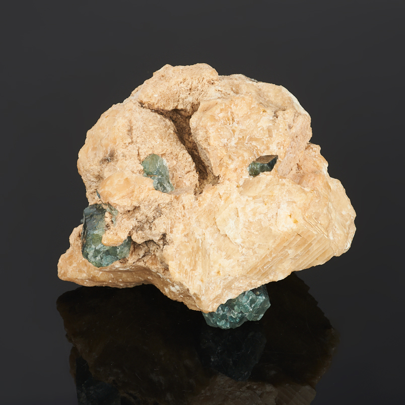 Образец апатит синий, кальцит Россия (7-12 см)