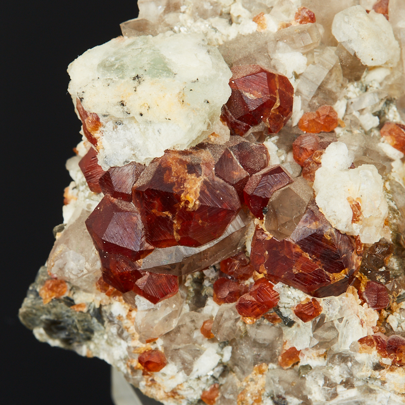 Образец гранат спессартин, раухтопаз Китай (4-7&nbsp;см)