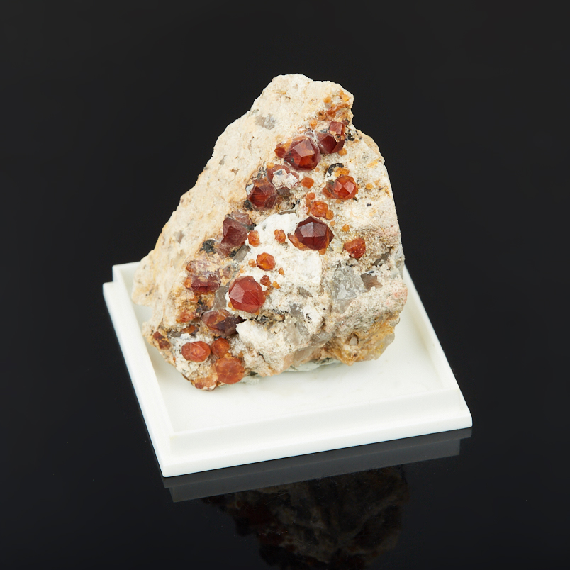 Образец гранат спессартин (в породе) Китай (4-7&nbsp;см)