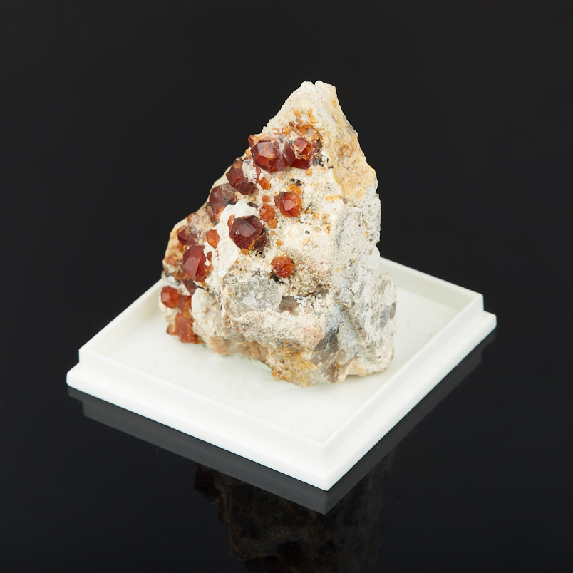 Образец гранат спессартин (в породе) Китай (4-7&nbsp;см)