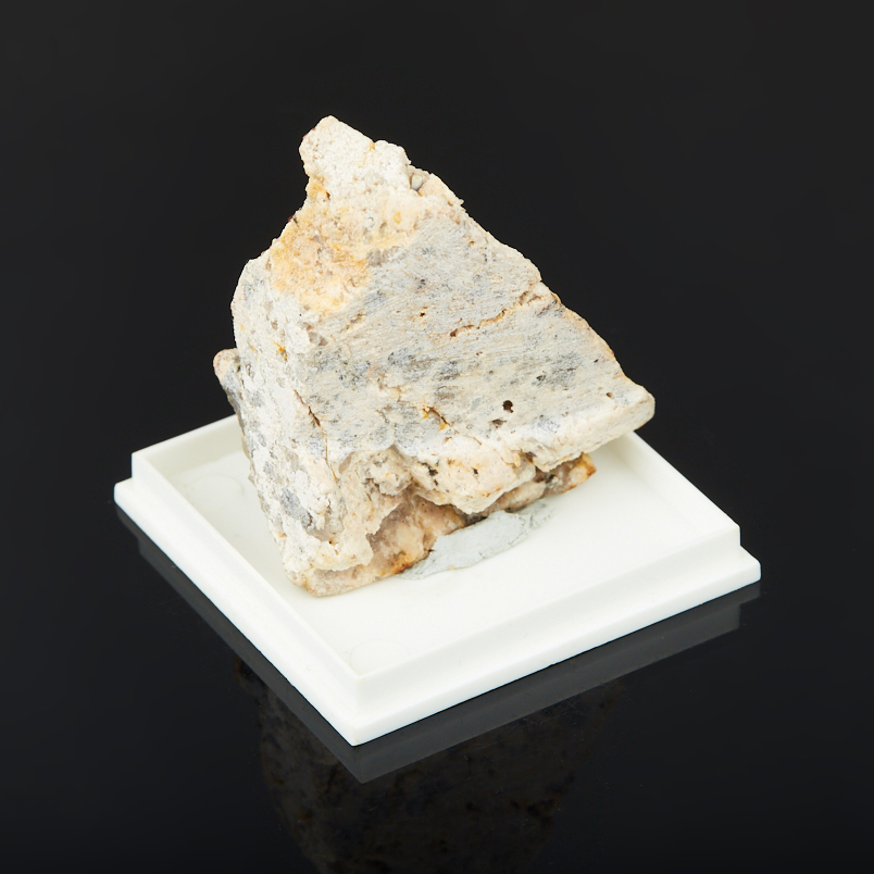 Образец гранат спессартин (в породе) Китай (4-7&nbsp;см)