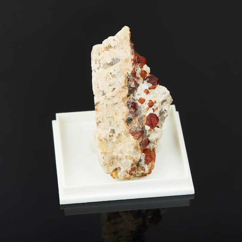 Образец гранат спессартин (в породе) Китай (4-7&nbsp;см)