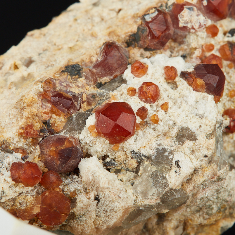 Образец гранат спессартин (в породе) Китай (4-7&nbsp;см)