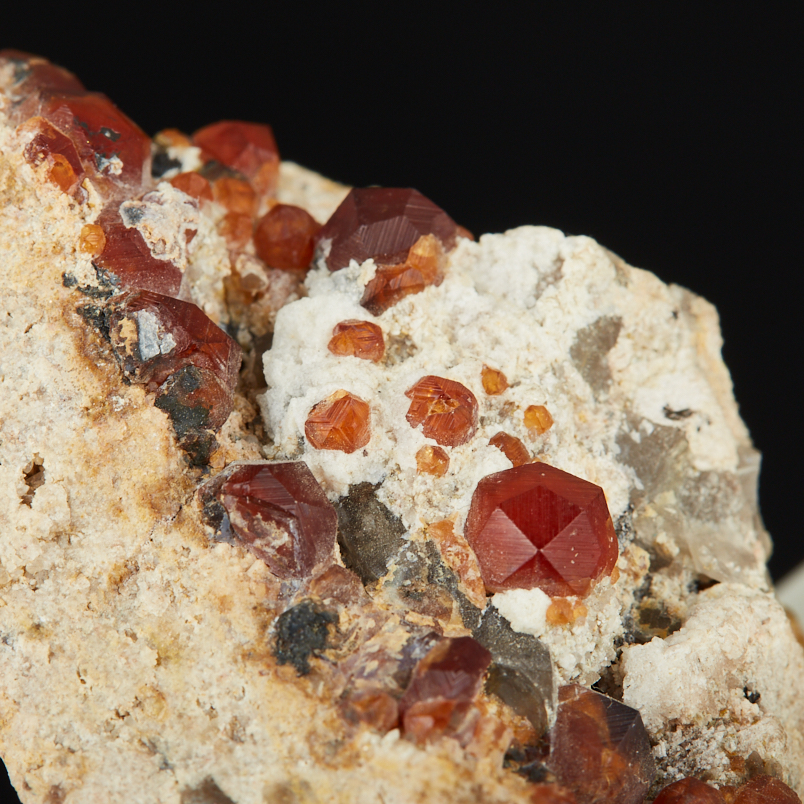 Образец гранат спессартин (в породе) Китай (4-7&nbsp;см)