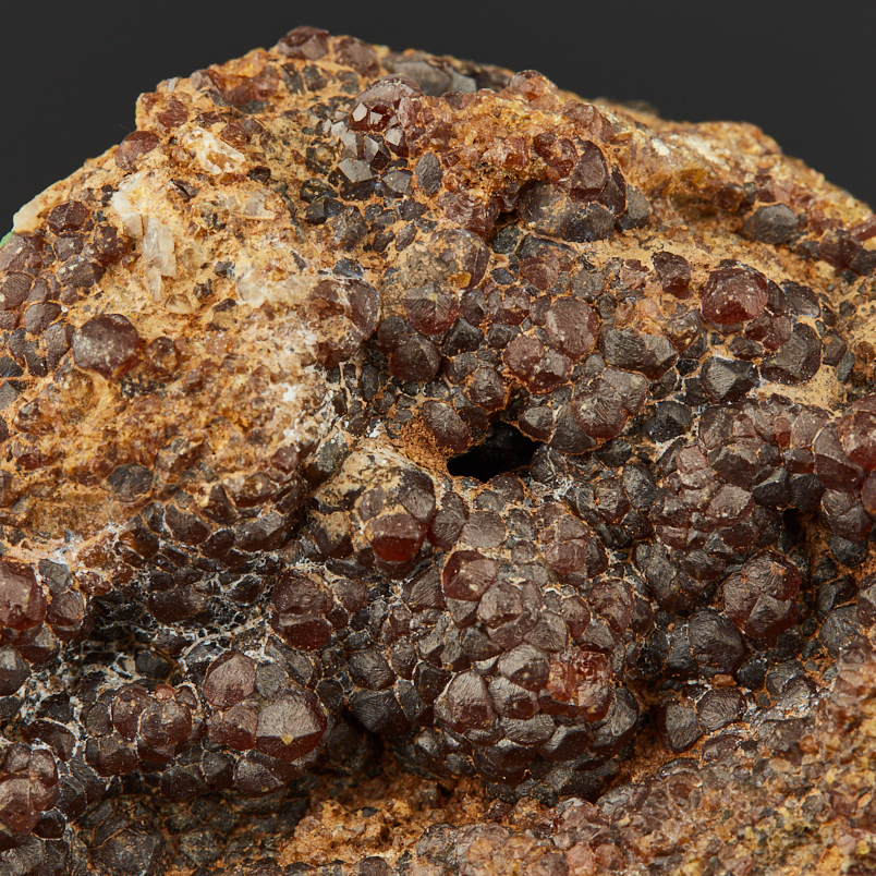 Друза гранат андрадит Россия (7-12&nbsp;см)