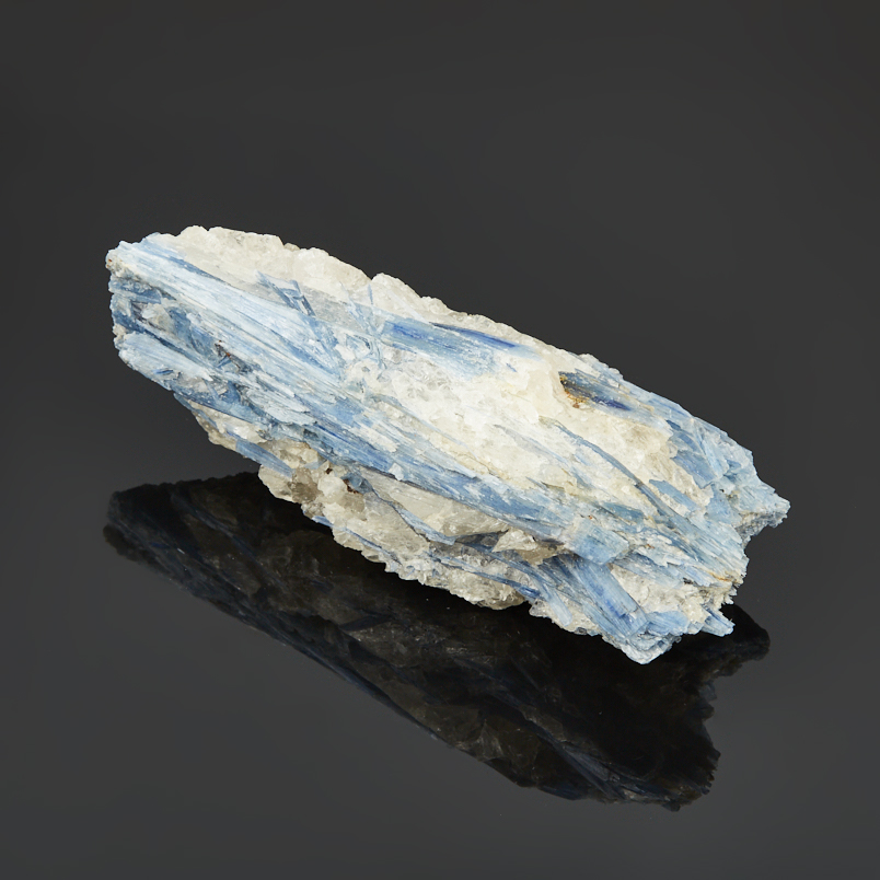 Образец кианит синий Бразилия (в породе) (12-16&nbsp;см)