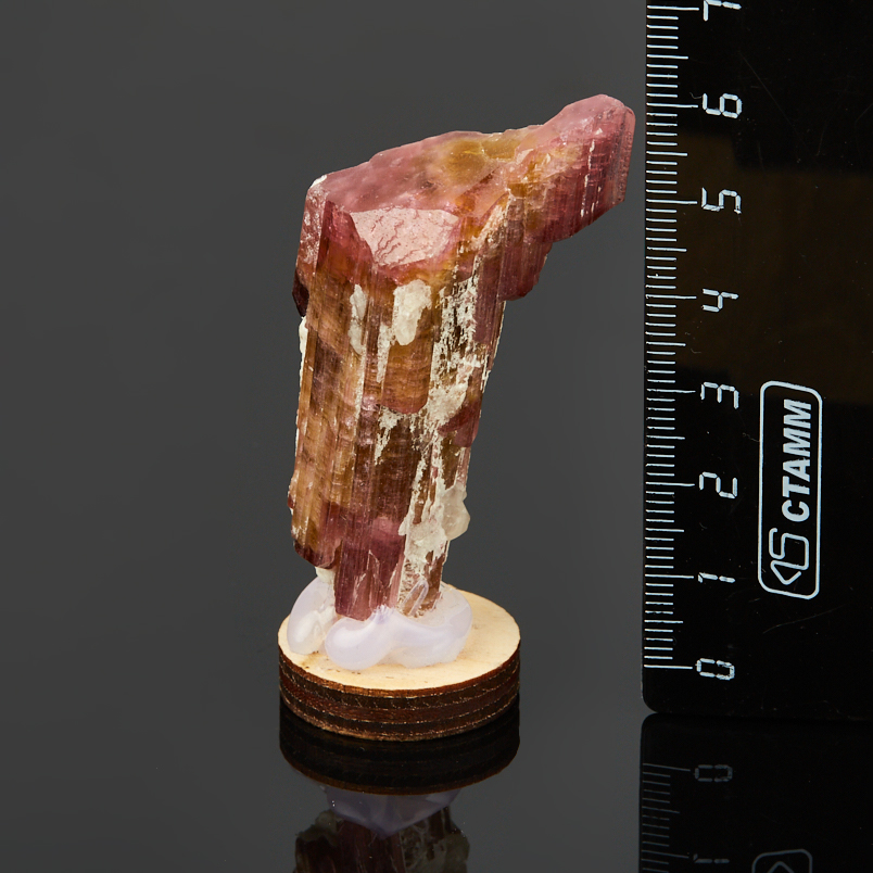 Кристалл турмалин розовый (рубеллит) Россия (4-7&nbsp;см) (на подставке)