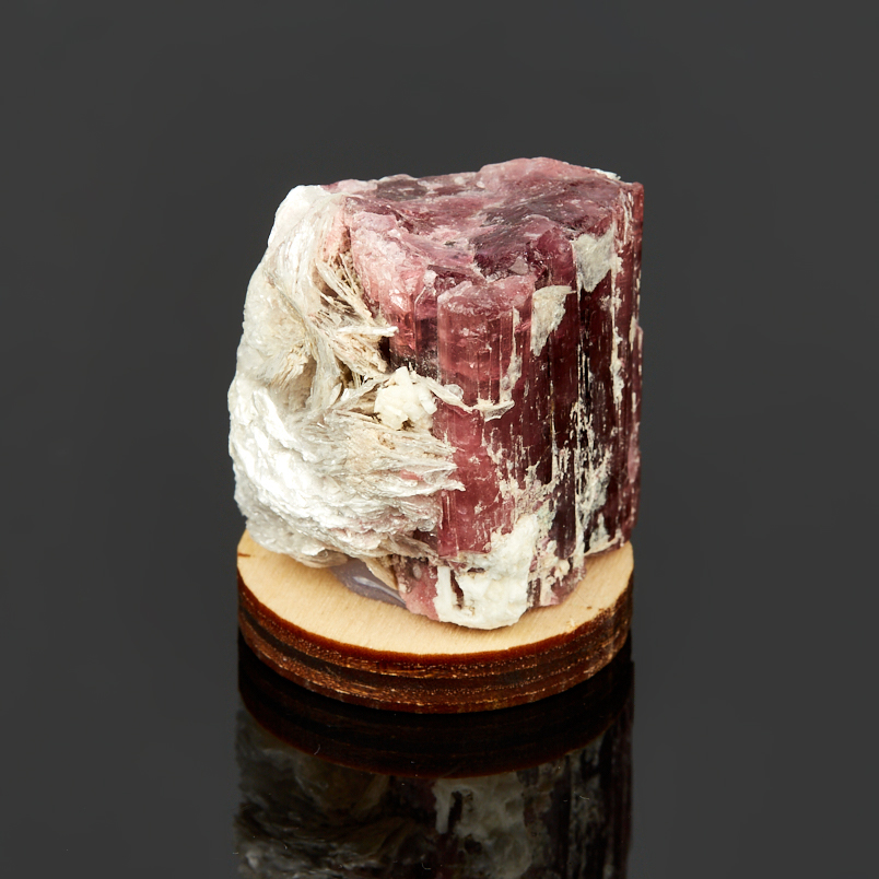 Кристалл турмалин розовый (рубеллит) Россия (3-4&nbsp;см) (на подставке)
