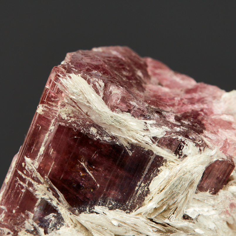 Кристалл турмалин розовый (рубеллит) Россия (3-4&nbsp;см) (на подставке)