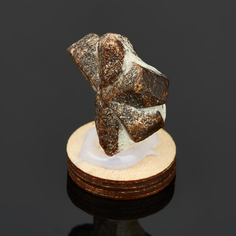 Образец ставролит Россия 2-3&nbsp;см (на подставке)