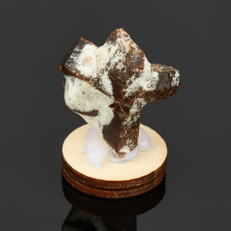 Образец ставролит Россия 2-3&nbsp;см (на подставке)